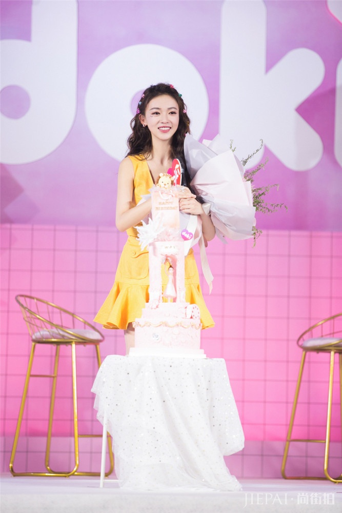 吴谨言三套造型现身29岁生日会,头顶编发卷毛,涨一岁反更甜美