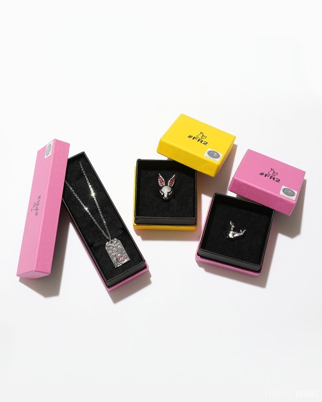 兔兔能挂在脖子上?FR2 x Swarovski发布全新首饰周边系列!