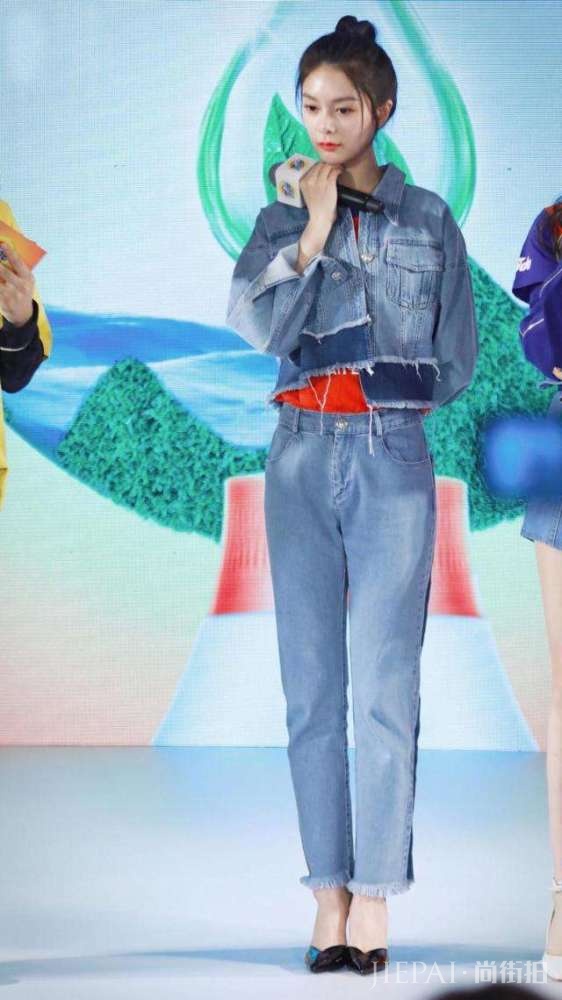 傅菁现身机场，一字肩衬衫配超短裤，双腿细长直比鲜花更抢镜