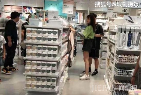 沈梦辰七夕节晒大束玫瑰花狂秀恩爱,网友默契催婚:赶紧结婚了!