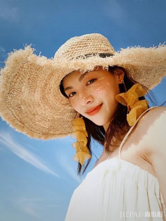 钟楚曦的高级感没有尽头!戴夸张首饰不显俗气