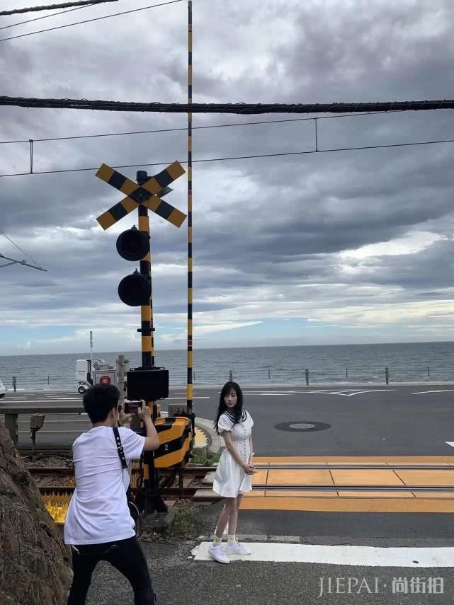 离了贾乃亮，李小璐与神秘男日本私会？38岁阿姨穿水手短裙似少女