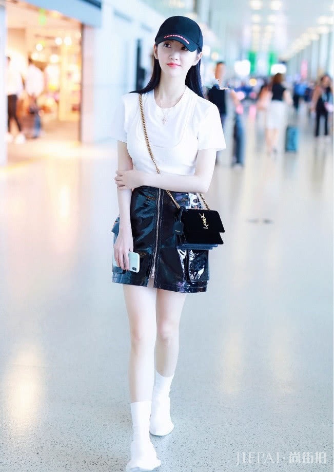 景甜踩“麦芽糖鞋”现身,洋气又高级