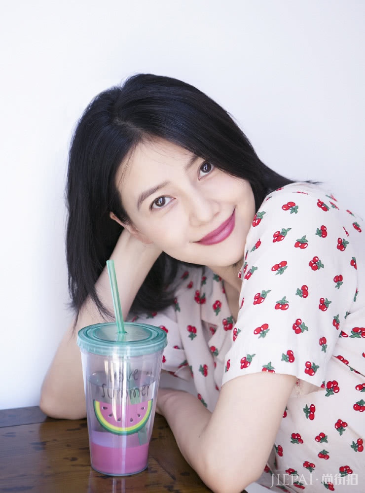 高圆圆生完宝宝后状态真好!穿印花衬衫搭配牛仔裤美回20岁