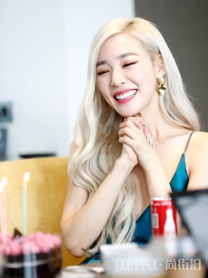 Tiffany生日会，三套造型齐上线，30岁依旧美成少女