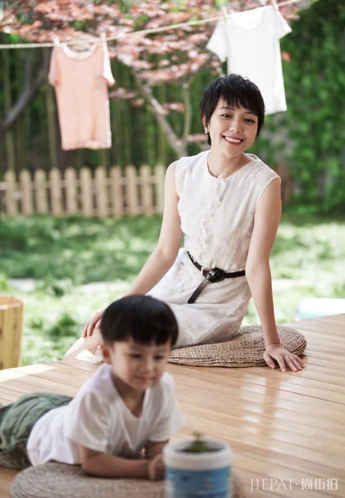 杨乐乐穿一条花裤子录综艺，41岁了气质真好