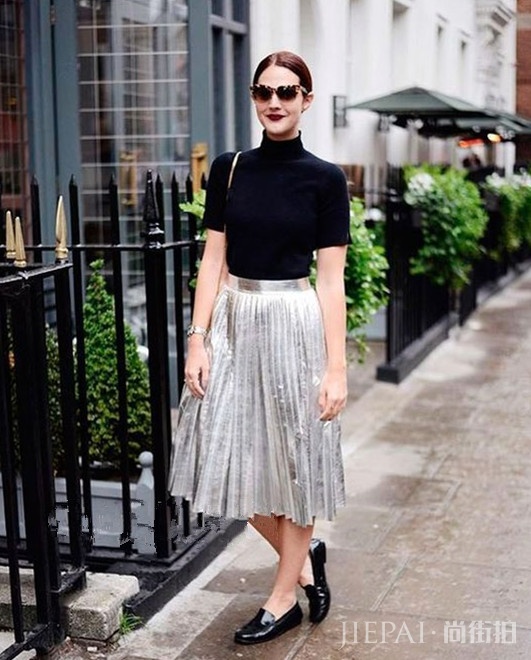 夏季T恤黑色最显瘦，轻松hold住裙装与裤装