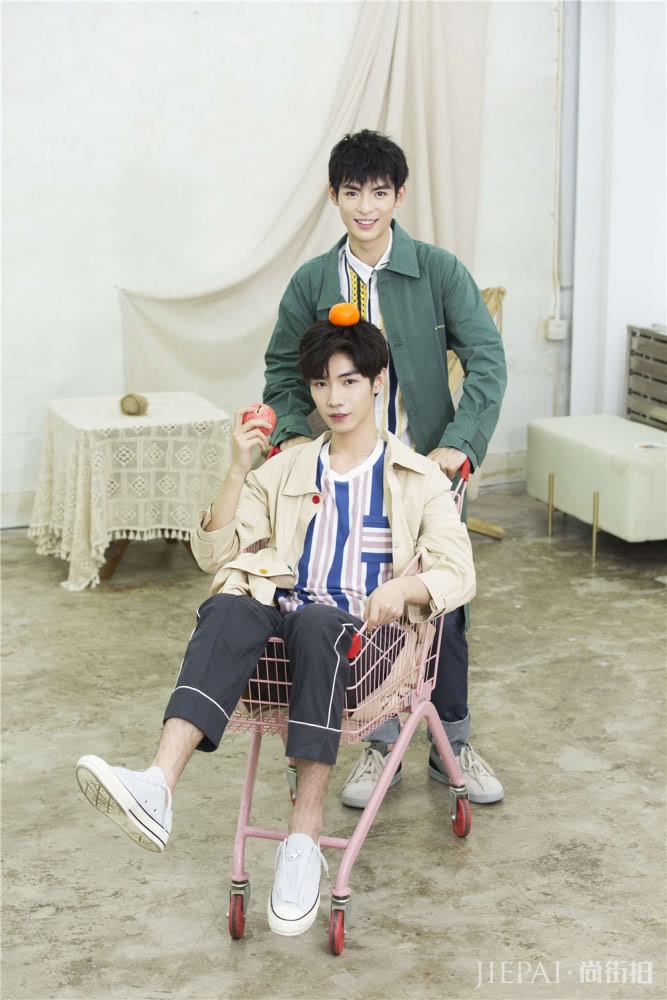 晓星尘薛洋剧外拍写真,穿同款风衣气质翩翩,内搭条纹衫更显默契