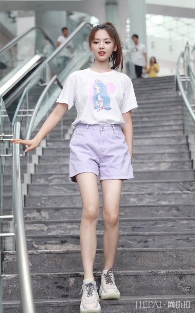 杨超越穿白T配短裤活力可爱,美得与实际年龄不符