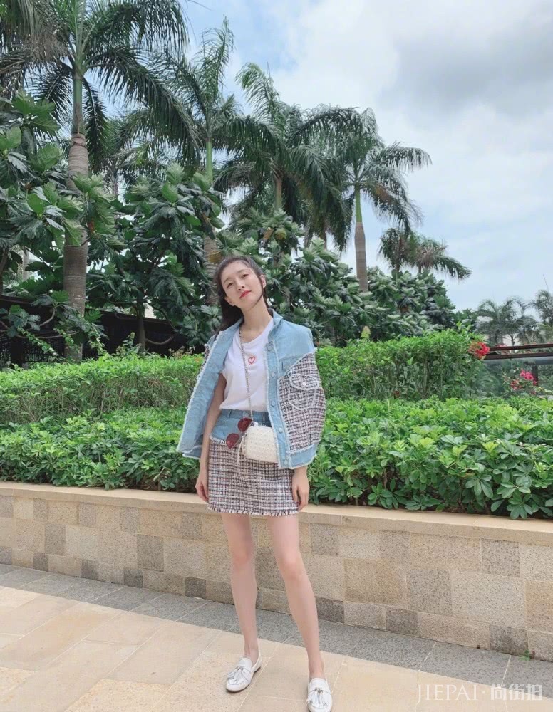 江疏影穿白色卫衣躺浴缸里,满满的文艺女神范