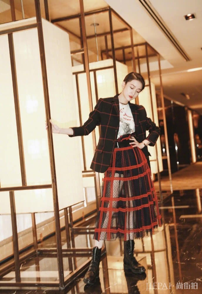 张雪迎机场街拍,穿大V领衬衫配牛仔短裤少女感十足