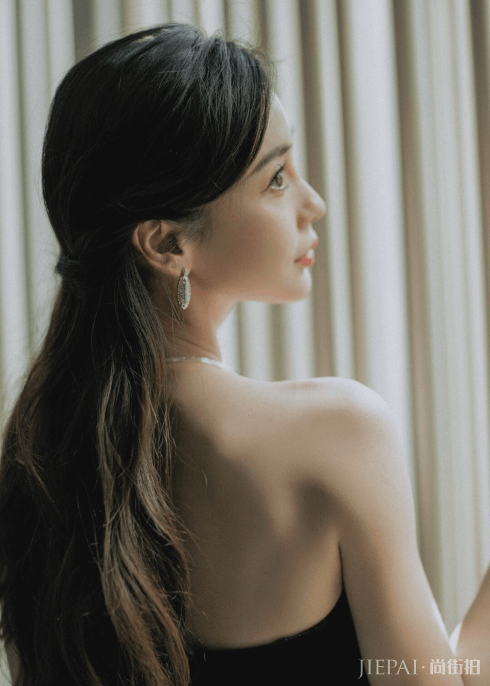 杨颖烈焰红唇配大波浪,蓝白相间晚礼凸显女人魅力,美腻了