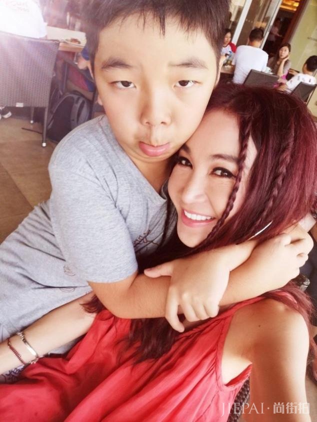温碧霞晒全家福为养子庆生，称其是自己的小情人，嘴对嘴举止亲昵