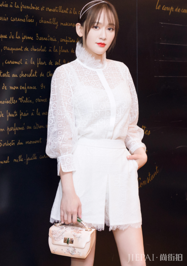 陈乔恩白色系穿搭干净减龄,少女发箍凸显少女感