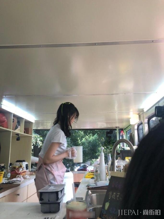 郑爽穿粉色围裙化身漂亮小厨娘,亲手为粉丝做奶茶太暖心
