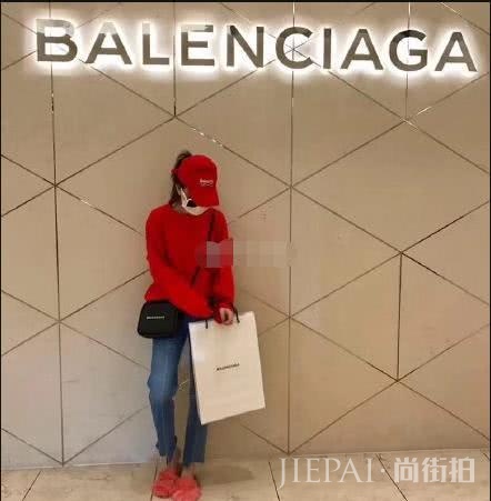 鞠婧祎红T搭配白色百褶裙,活力酷似二次元少女