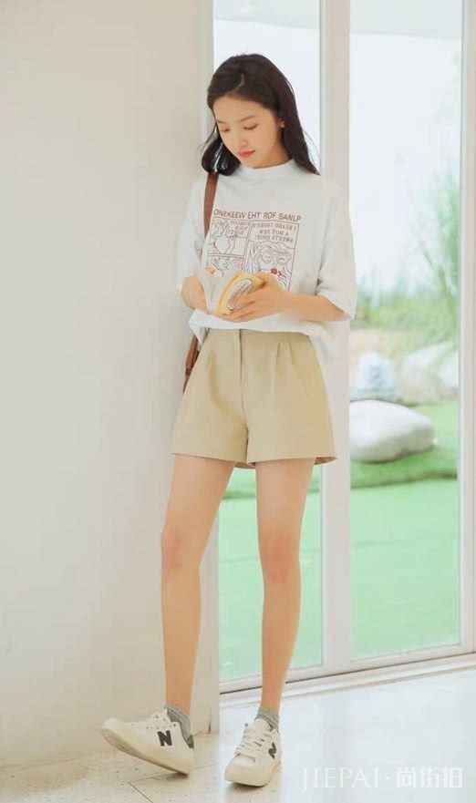 普通T恤穿法没个性?试试章若楠的“塞衣角”,让你显高5cm