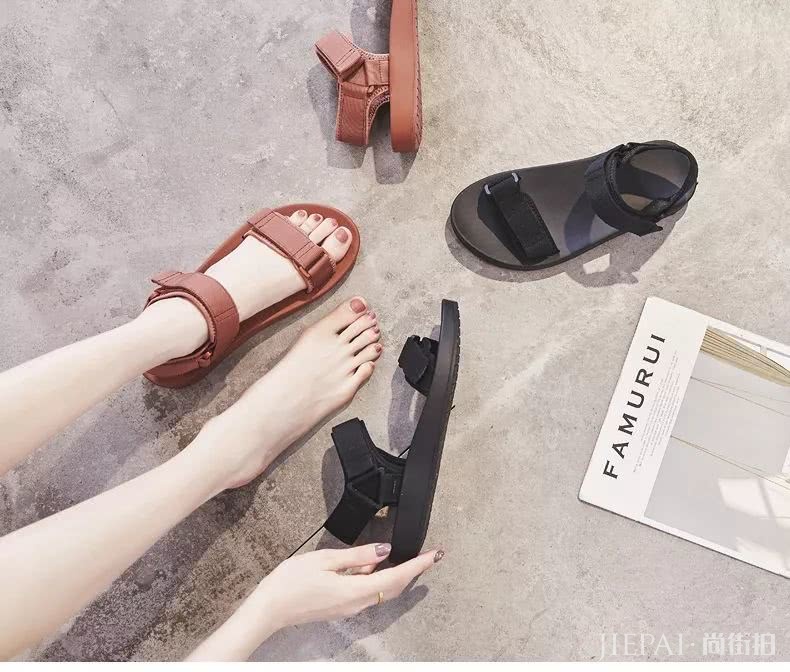 泫雅在穿的“丑丑鞋”,上脚超时髦