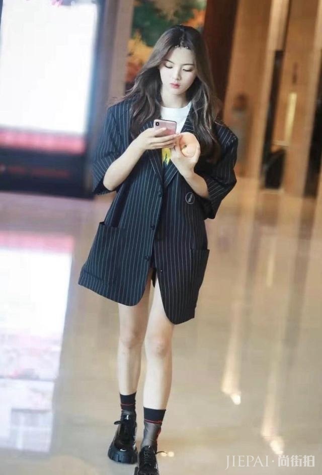 关晓彤条纹西装搭配短裙气场太强,标志性大长腿真抢镜