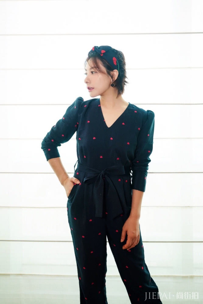 刘璇戴樱桃发带又穿连体裤凹造型，太减龄