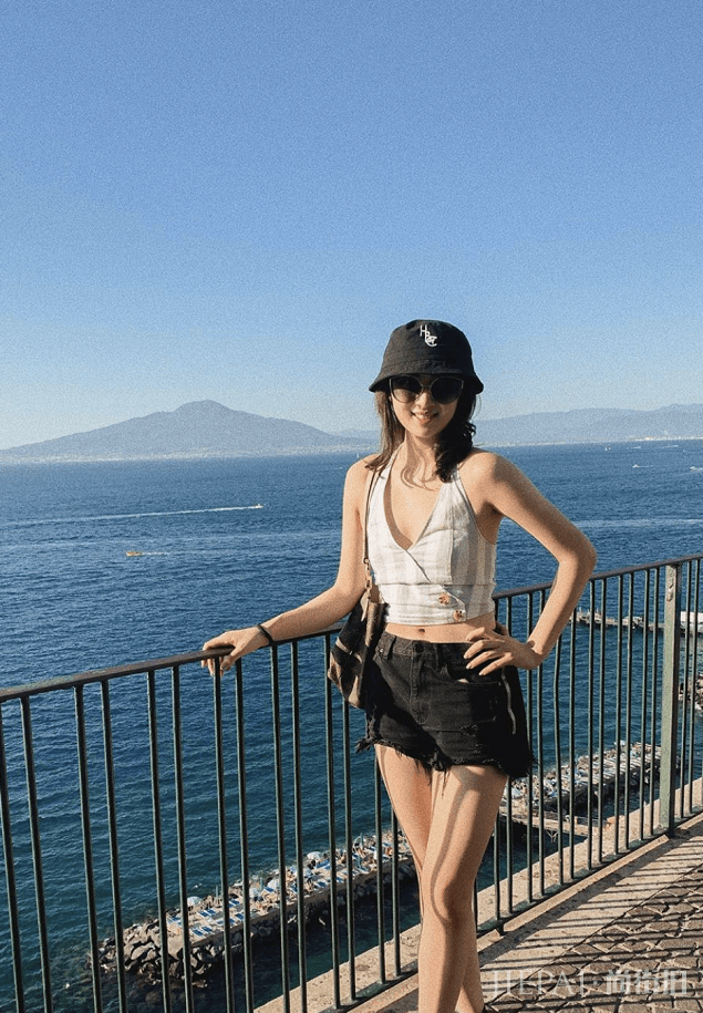 华为老总21岁小女儿,气质出众不输明星,才貌双全太优秀