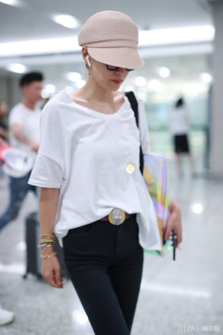 马伊琍离婚后机场亮相首露正脸 暴瘦成皮包骨低调躲避镜头