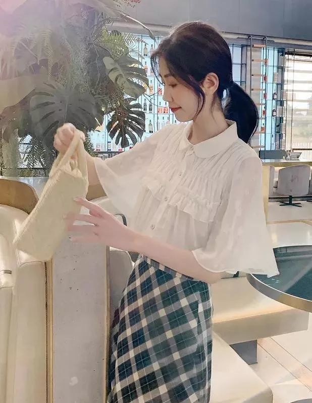 秋季穿小衫搭配半身裙,这样穿才有高级美