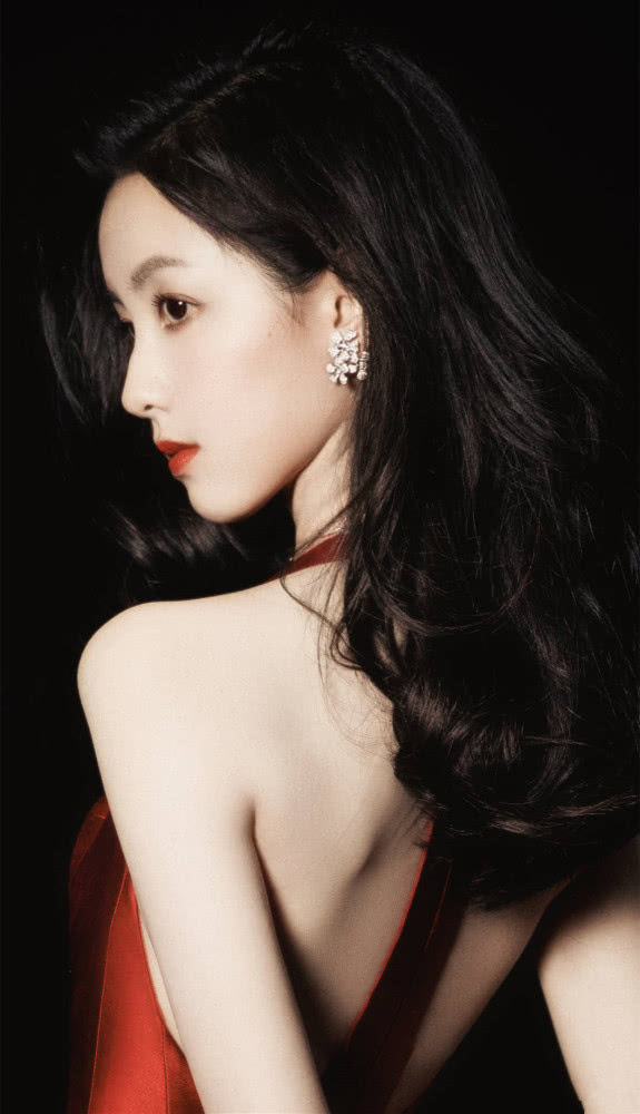 陈都灵造型现在是越来越敢穿,短发搭配西装又美又酷