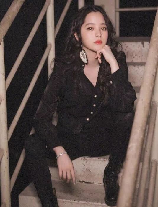 初秋流行什么发型?期中泡面头肯定会占有一个席位