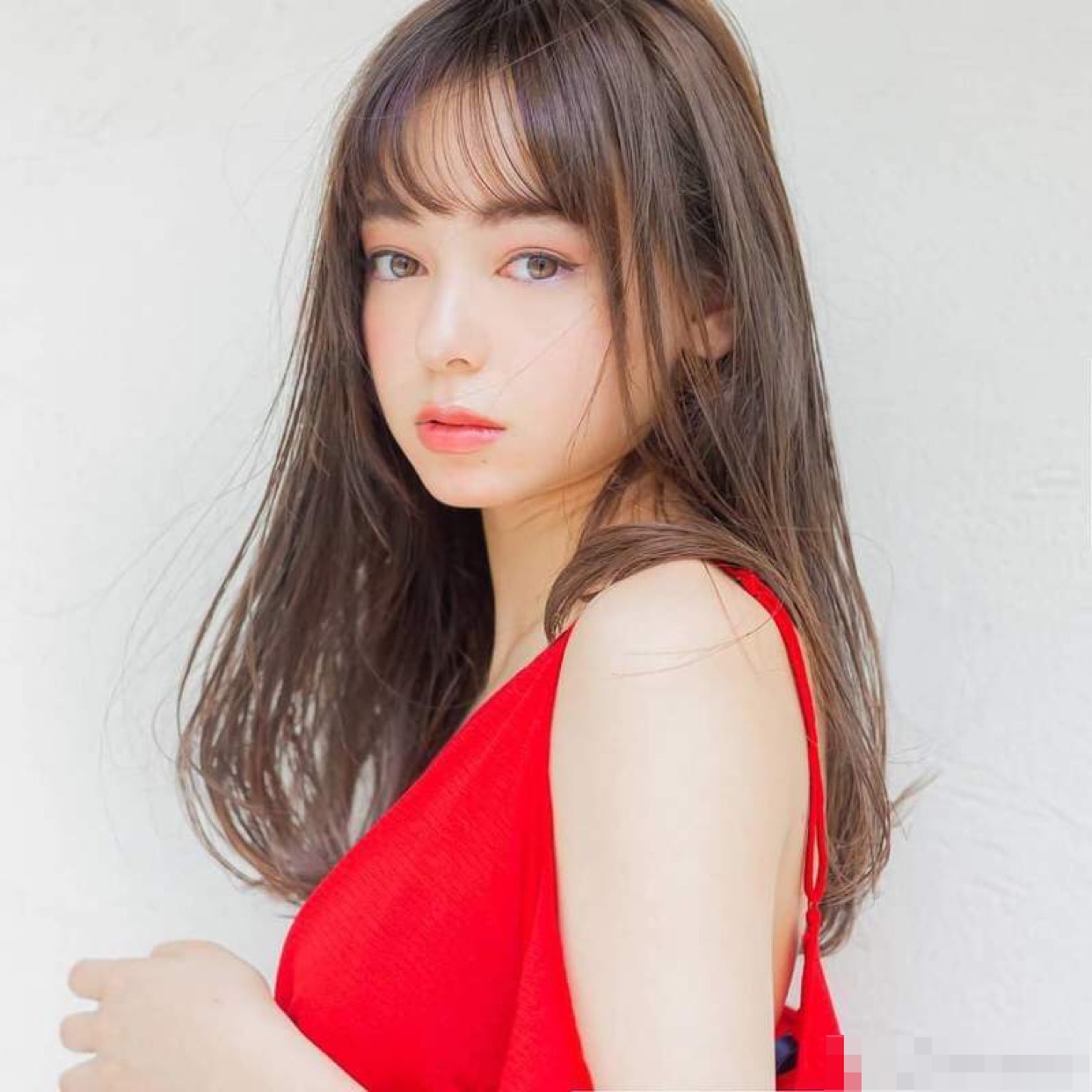 这位年轻的日本世界小姐姐，论颜值精致的如同在线的芭比娃娃般