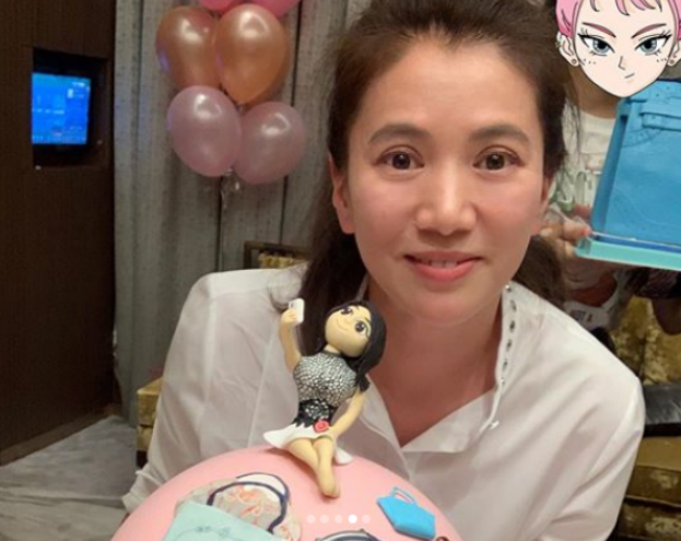 48岁袁咏仪与众好友庆生,老公张智霖不送包送“转运锦鲤”