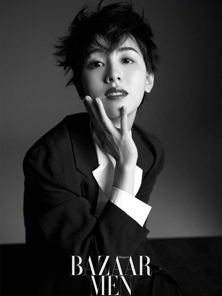 陈都灵造型现在是越来越敢穿,短发搭配西装又美又酷