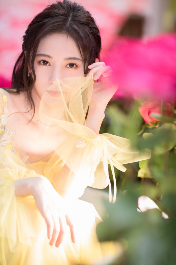 鞠婧祎化身花仙子浪漫感性写真图片