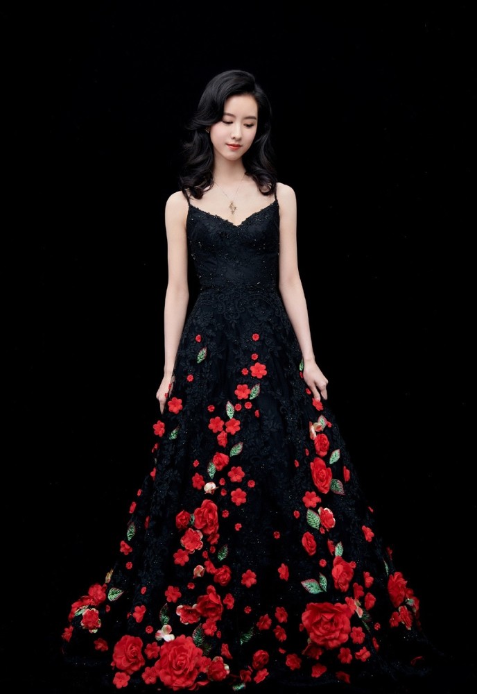 陈都灵穿老气拼接豹纹裙配长筒靴,浓浓少女感太美丽