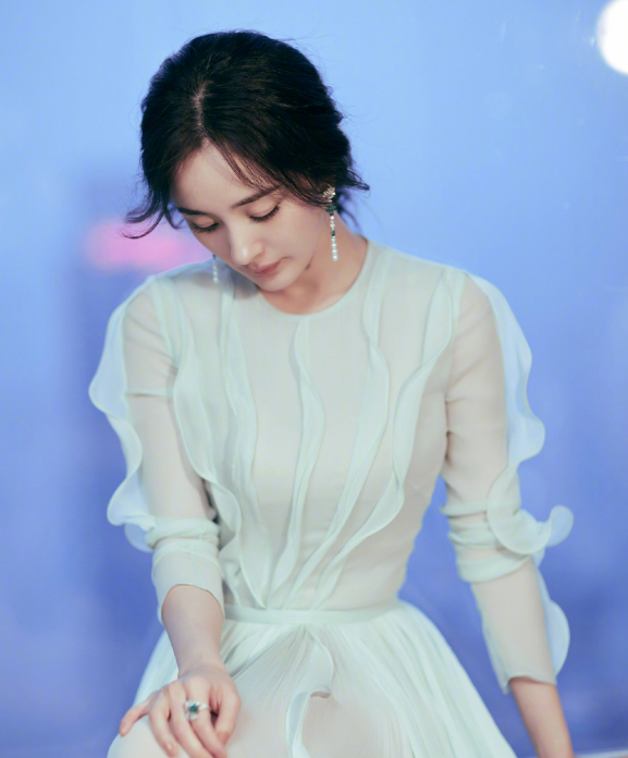 杨幂穿无痕裙秀出好身材,珠宝饰品越发优雅迷人