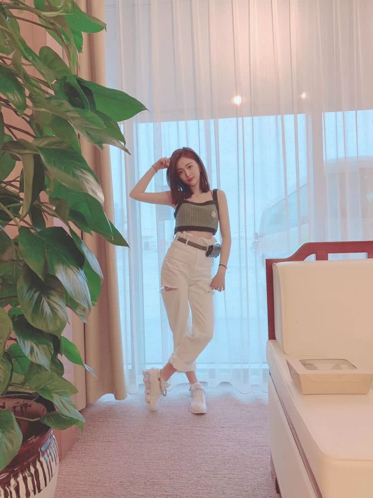 吴宣仪也太甜了吧!穿牛油果绿露脐装清新又时髦