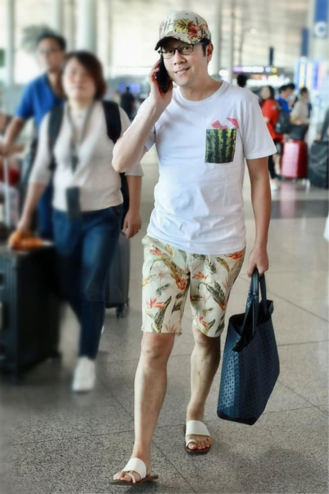 蔡国庆穿印花装搭凉拖清凉走机场,潮味不减当年