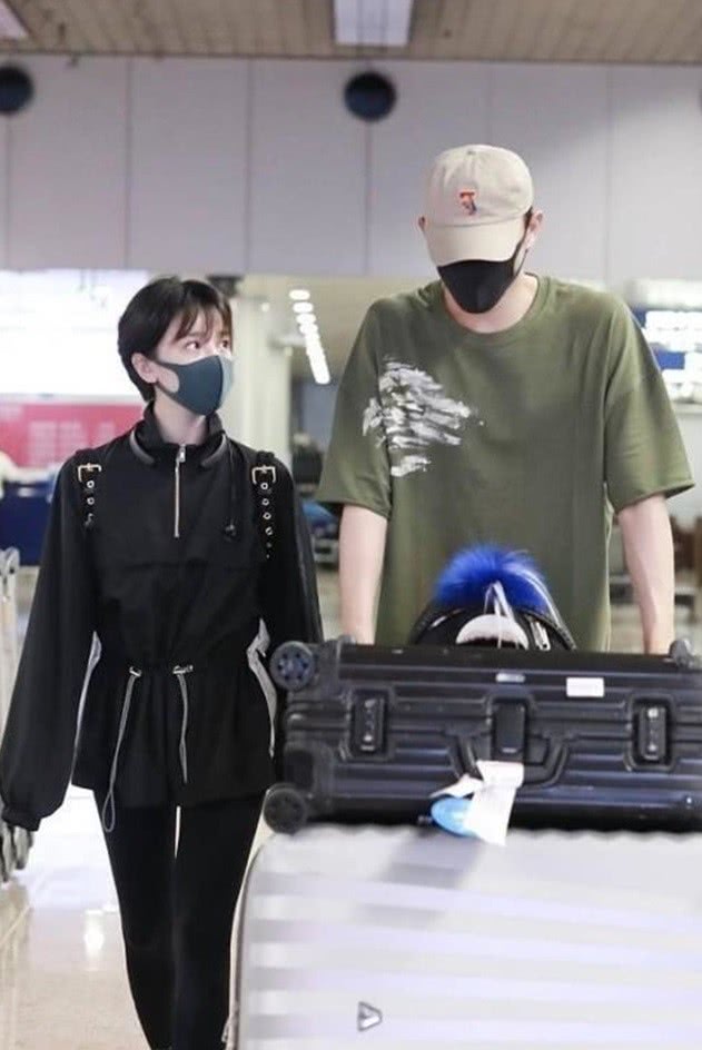 于小彤女友穿无痕裤凹腿，让190的直男对她百般甜宠