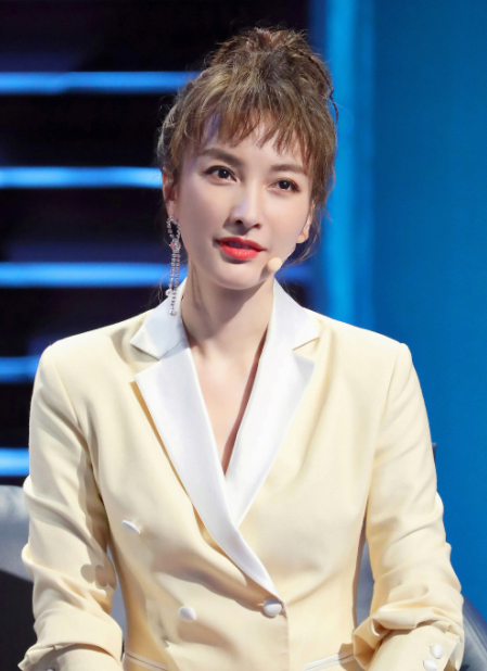 吴昕短发造型美成爆款，机场照意外露出“刘海的秘密”