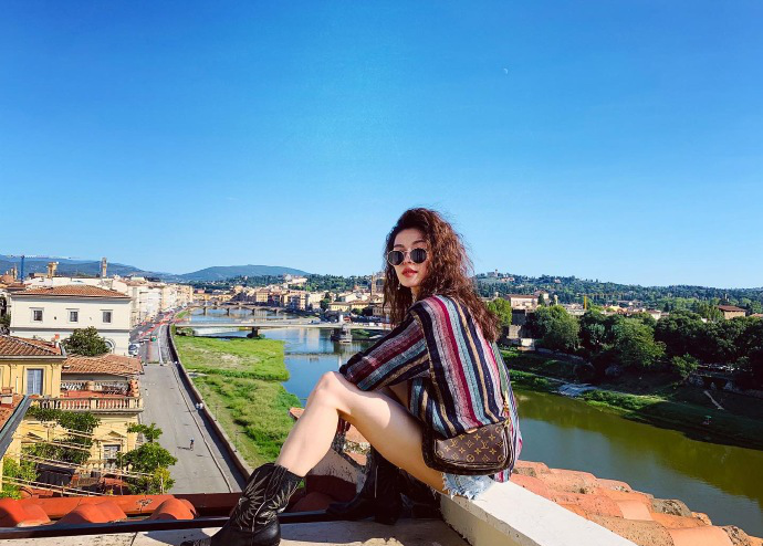 钟楚曦意大利旅拍,随性爆炸头搭牛仔热裤,景美人飒实在抢镜