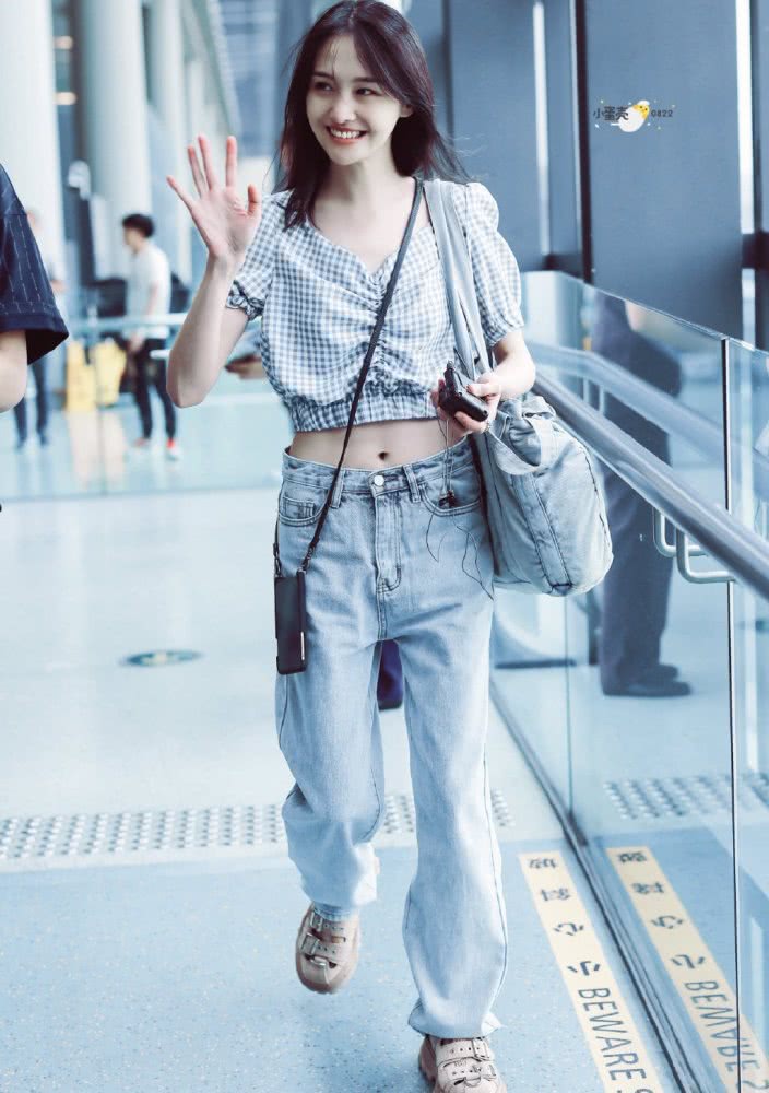 鞠婧祎和郑爽穿同款格纹上衣,这下知道腿长的重要性了