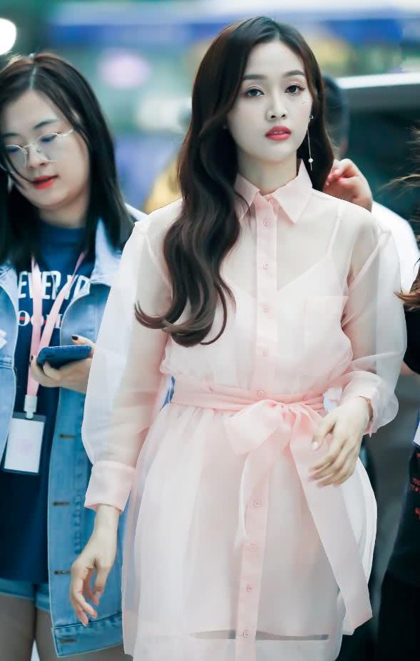 有马甲线的吴宣仪开始频繁展示她的小蛮腰，终于回归少女感了