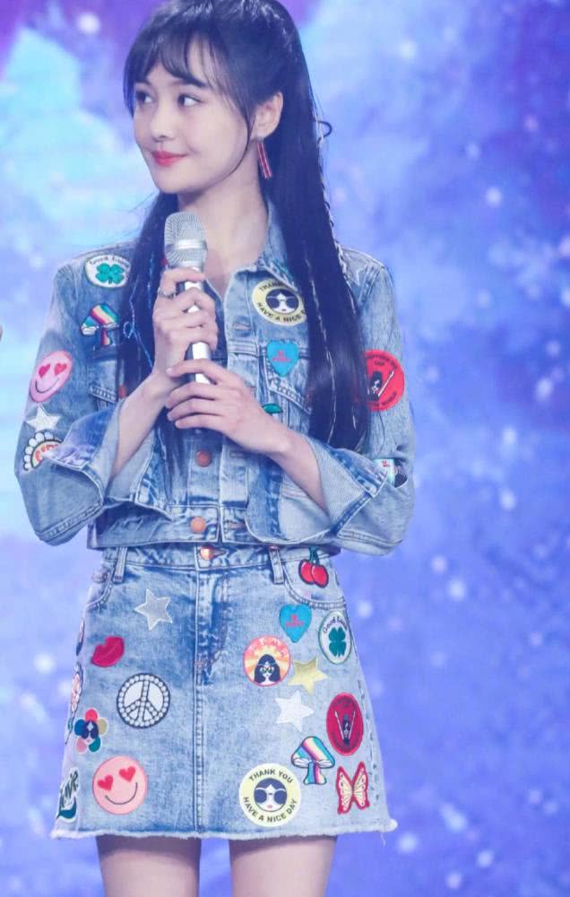 恋爱中的郑爽越来越甜了,扎双马尾美成精灵