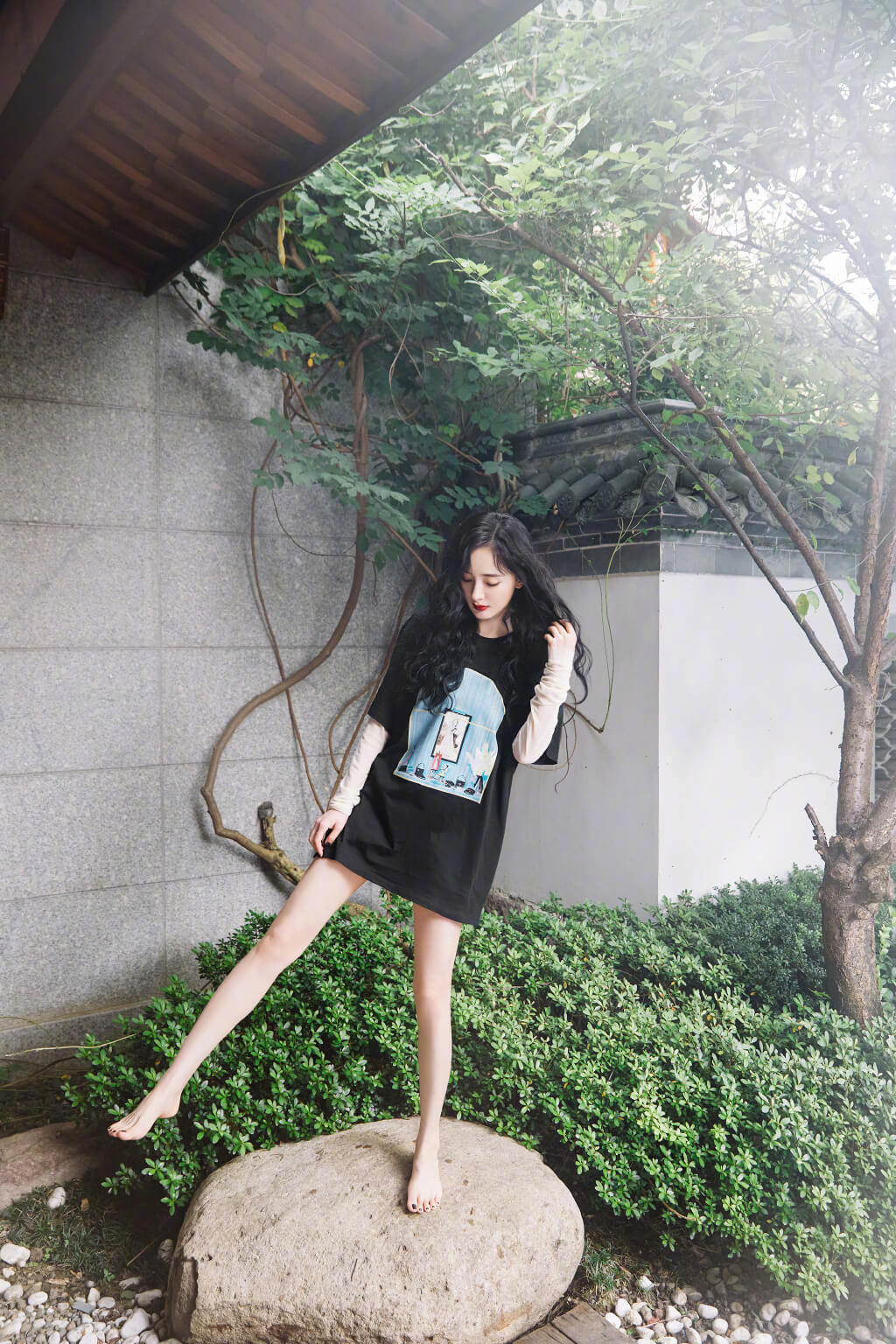 杨幂夏日赤足性感私房照片写真,纤纤细腿太美丽