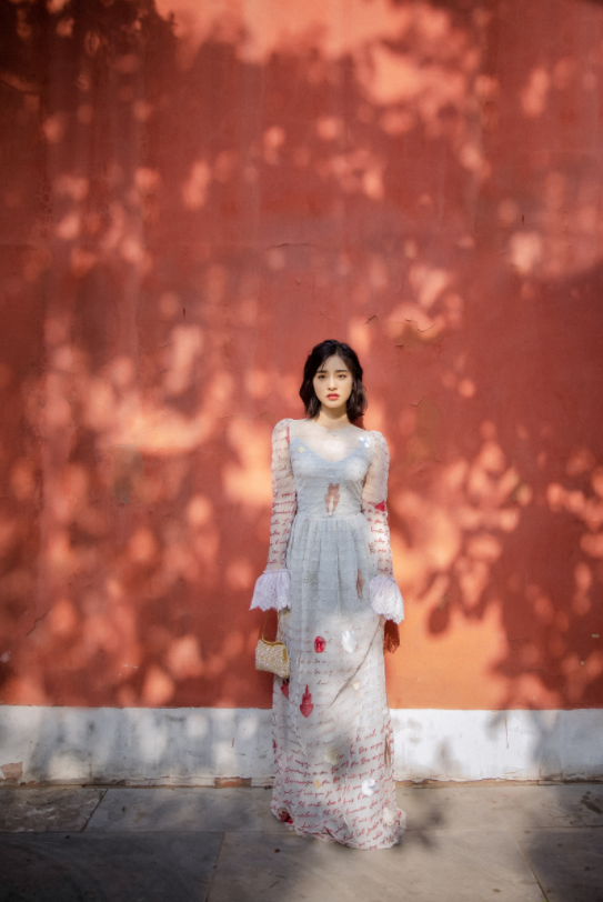 沈月颜值高却因为身材被黑，现瘦身成功挑战“阴阳装”