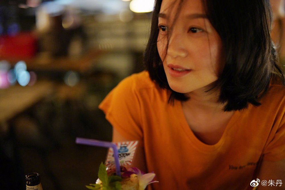 曾经和谢娜争“一姐”！如今事业起伏，独自一人异国他乡买醉？