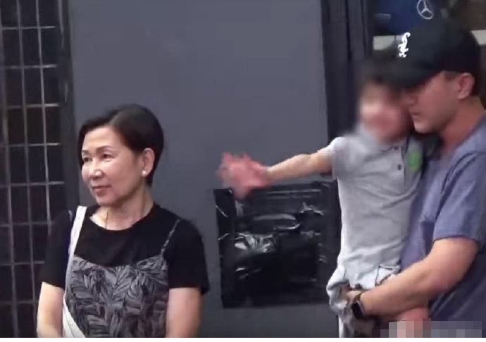 杨幂被粉丝抵制新剧进退两难,刘恺威抱小糯米现身街头甜蜜温馨