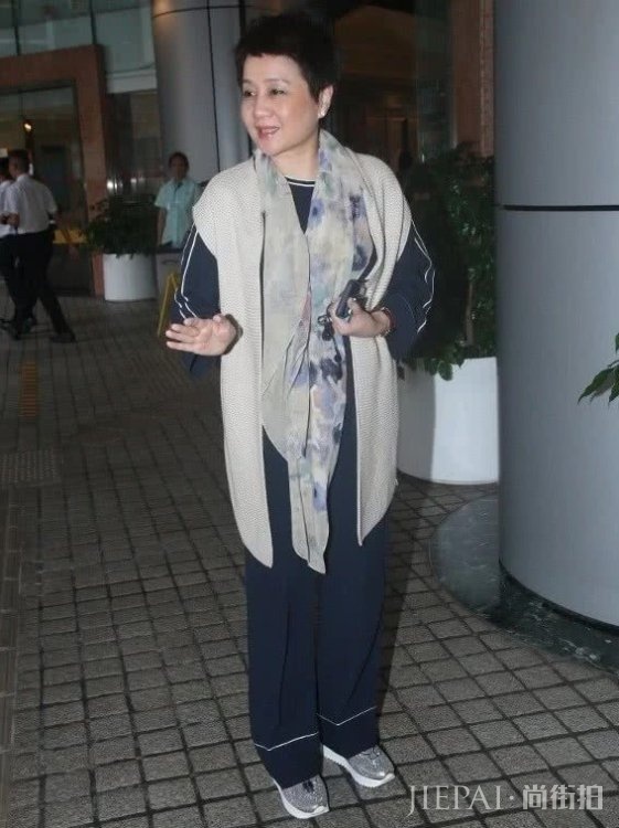 何超盈产女,身价有望破10亿,四太送超大玫瑰钻戒奖励