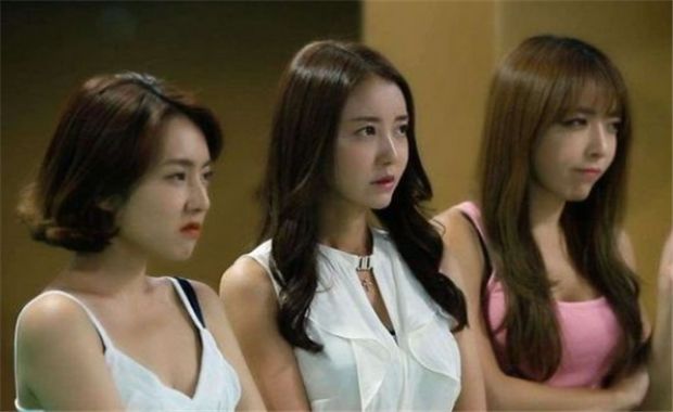 她因三级片出名，42岁时嫁24岁富二代，如今一家三口幸福美满