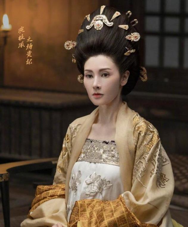 李嘉欣复出饰杨贵妃,于正表扬其是和巩俐同级的女神,被网友反怼